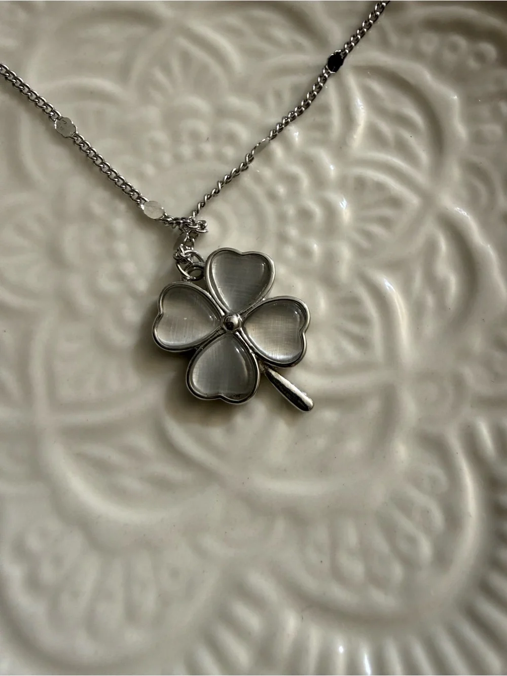 silver-tone four-leaf clover necklace white, pearlescent pendant shimmery chain